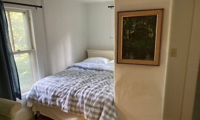 Parkside Apartamento | Sunny + private West End apartment with free parking