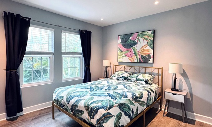 Southside Casa | Sunny Retreat: 2BR Cozy Cottage 5 min to Palm Beach!