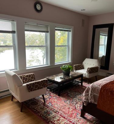 Quaker Hill Casa | Sunny river view suite