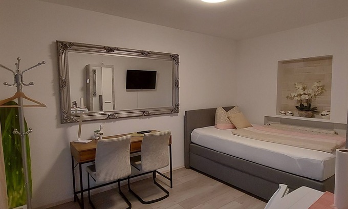 Duerrwangen Apartamento | Sunny room 2 with own living room, bathroom, terrace