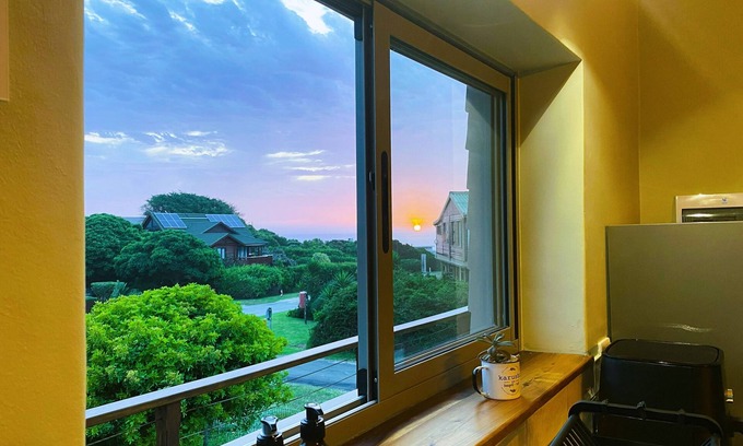 Brenton-on-Sea Apartamento | Sunny, safe, private loft by Fisherman's Walk and beach, in Brenton on sea