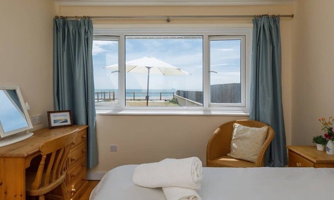 East Wittering Casa | Sunny seafront chalet - sleeps 6