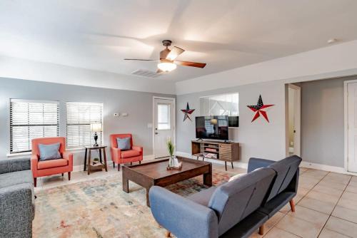 Venetia Casa | Sunny Side at Dog River-Dock, Lake, Fenced Yard