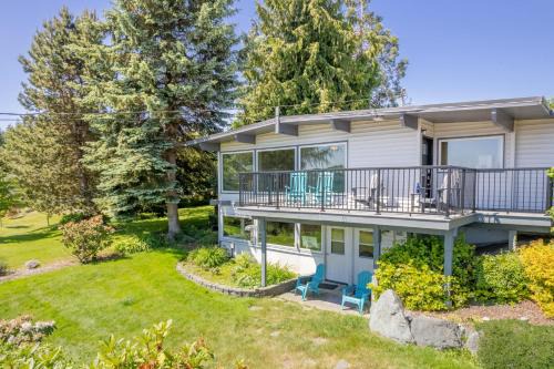 Freeland Casa | Sunny Side Island Retreat by AvantStay Backyard