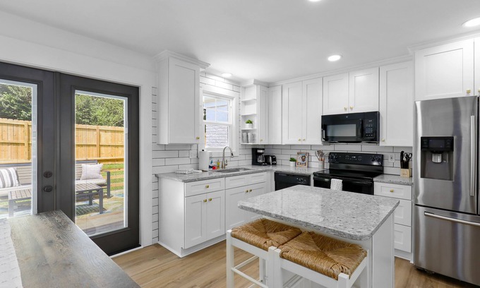 Merry Oaks Casa | Sunny, single-level home with fast WiFi, central AC, & an enclosed yard