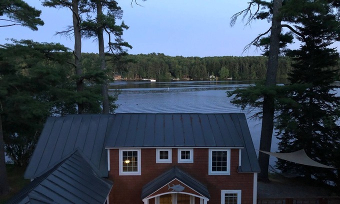 Oakland Casa | Soleada, espaciosa y actualizada cabaña del lago: ¡increíbles vistas y pasos desde el agua!