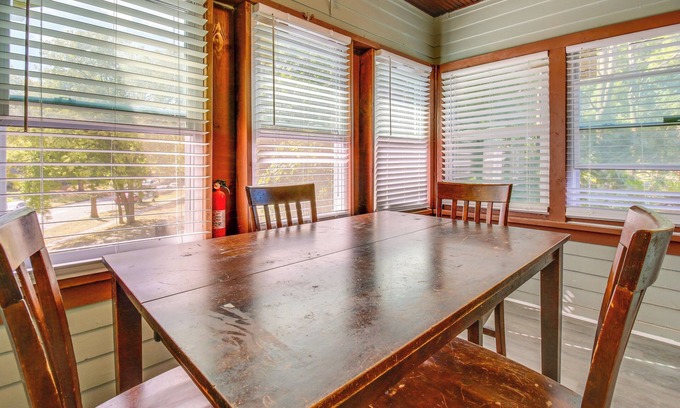 Dayton Apartamento | Sunny + Spacious Dayton Condo ~ 1 Mi to Downtown!
