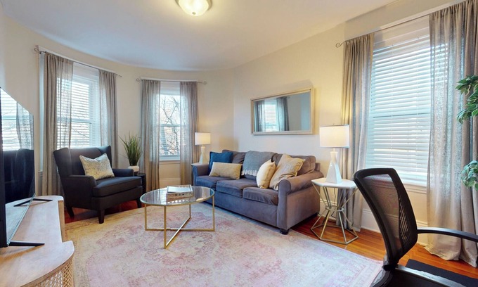 Aspinwall Hill Apartamento | Soleado, espacioso, para 4 personas, a pasos de MBTA, paquete disponible, cerca de Fenway, BC, BU