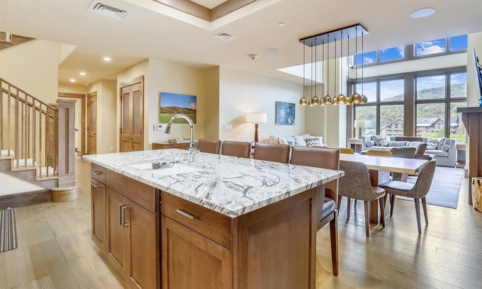 Stowe Area Condominio | Sunny Spruce: 4 br at Spruce Peak, ski-in/ski-out, fireplace, a/c!