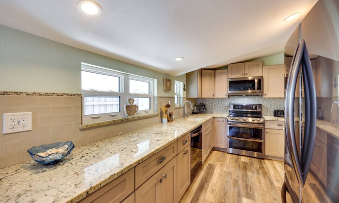 Crescent Beach Cabaña | Sunny Florida Getaway Near Beaches & Kayaking!