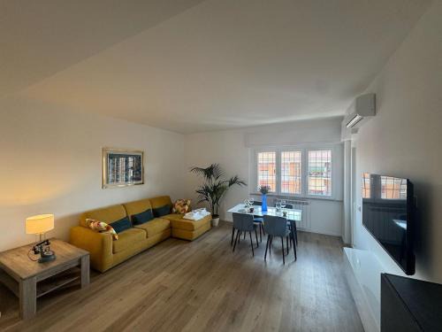 Gianicolense Apartamento | Sunny Stay with a Roman Soul