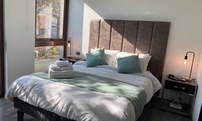 Downtown Santiago Apartamento | Sunny Studio in the Center of Santiago: Your Cozy City Escape.