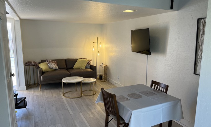 Townsite Apartamento | Sunny Studio near Water Street - Unit B