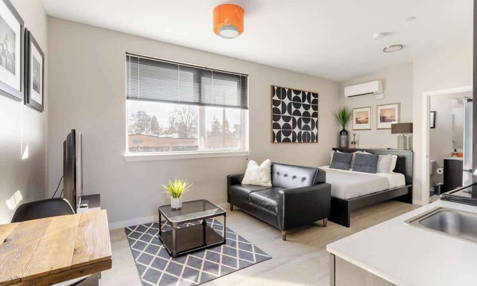 Belmont Apartamento | Sunny Studio New Build AC + Fast WiFi