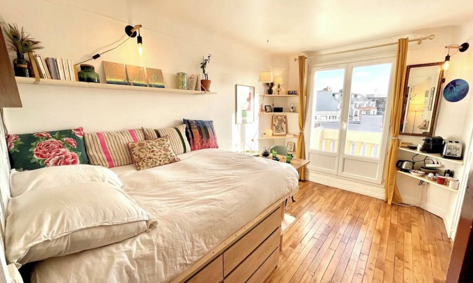 20th Arrondissement Apartamento | Sunny Studio with Balcony & Panoramic View