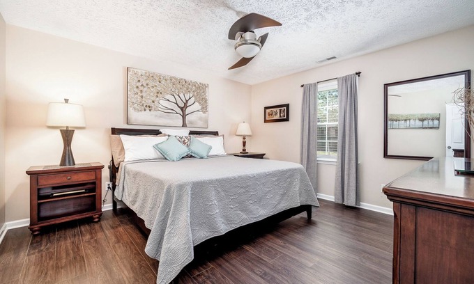 James City Casa | Sunny Suburban Retreat