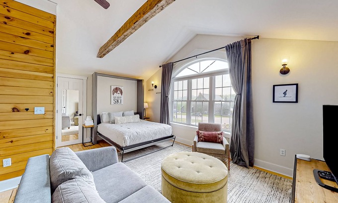 Waterbury Center Apartamento | Sunny suite in a 1790s farmhouse with shared hot tub & deck - near bike/hike/ski