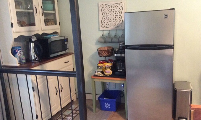Courtenay Apartamento | Sunny suite near the ocean! Private entrance, gas fireplace, king size bed.