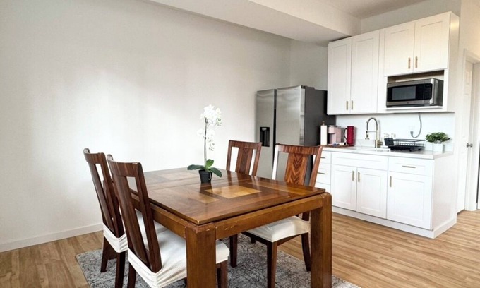 Des Moines Apartamento | Sunny Suite Studio, private entrance & bathroom, near Seattle & SeaTac Airport.