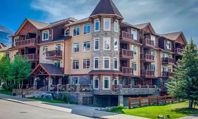 Canmore Apartamento | Sunny Tranquil Woods Turret in Falcon Crest Lodge