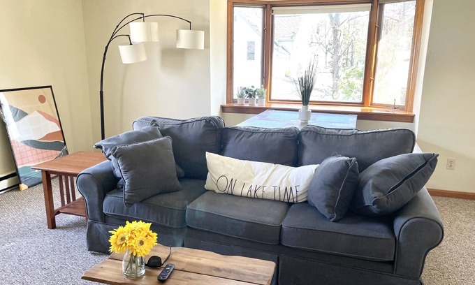 Brunswick Apartamento | Sunny Tree Top 2BR Next to Bowdoin Downtown Brunswick