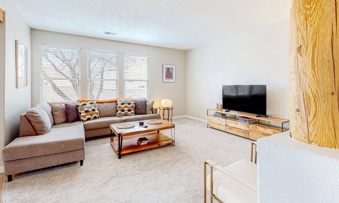 Santa Fe Casa | Sunny updated stay with a scenic deck, washer/dryer, & grill - close to the city