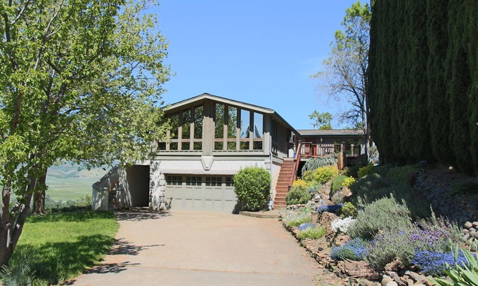 Talent Villa | Sunny Villa with Hot Tub & Amazing Views of the Rogue Valley