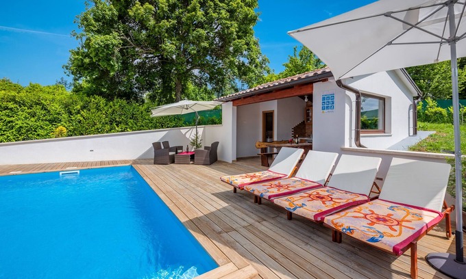 Lindar Casa | Villa soleada con piscina privada, tumbonas y ducha exterior
