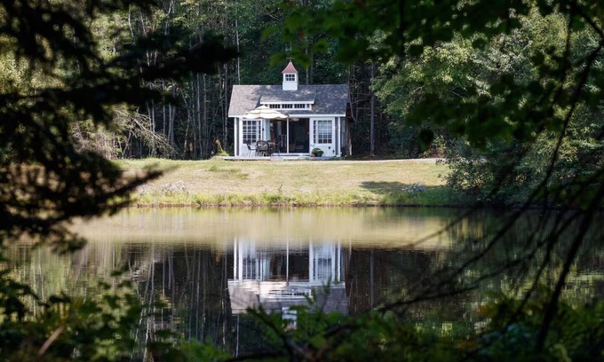 Whitefield Casa | Sunny Waterfront Cottage on Private Lake