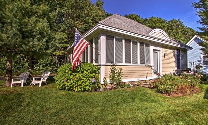 Summer Village Casa | Sunny Wells Cottage - 1 Mi to Moody Beach!