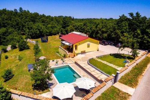 Svetvincenat Casa | Sunny yellow house with a pool