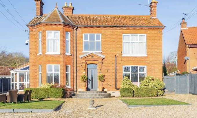 Buxton Casa | SUNNYMEADE, family friendly, with hot tub in Buxton, Norfolk