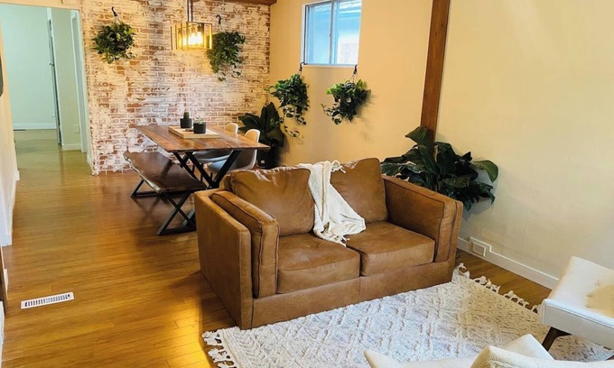 Sunnyside Casa | Sunnyside-3 br in Trendy Kensington-AC-Garage