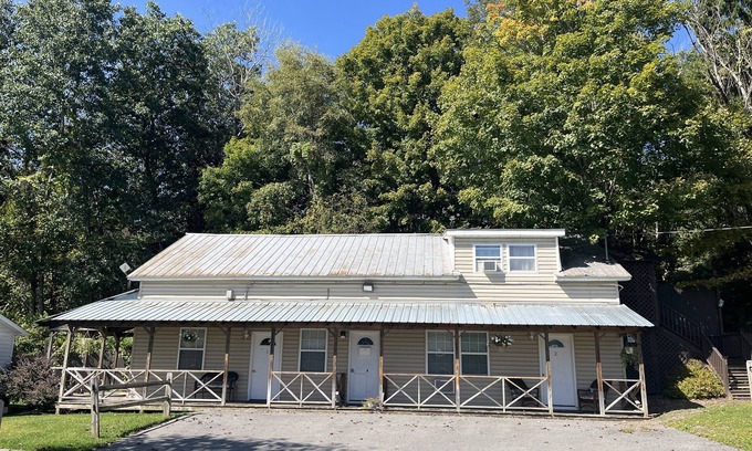 Cooperstown Apartamento | Sunnyside Apartment #3, 1 of 3, Great location - 1/2 mile to Dreams Park, pool