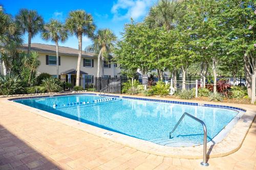 Anona Apartamento | Sunnyside Palms - 2BR, Poolside, 5 min to Beach