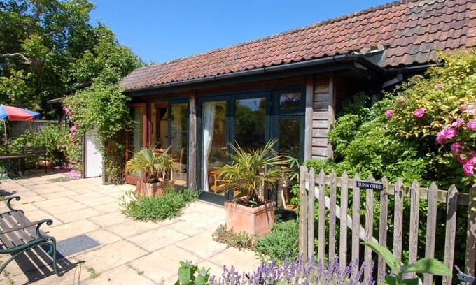 Taunton Cabaña | SUNNYSIDE, pet friendly, country holiday cottage in Taunton