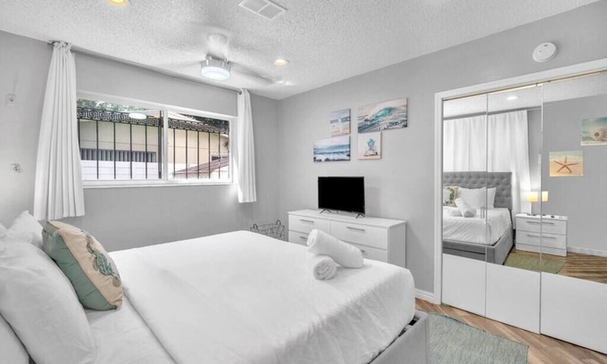 Beachway Estates Casa | SunnySide Pompano 2/2 - Vibrant Home with Pool