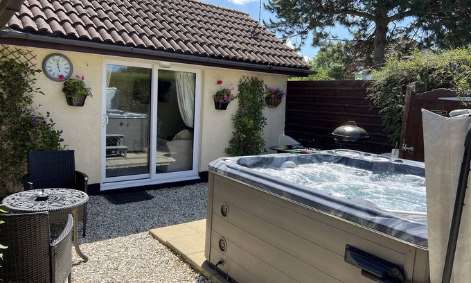 Goxhill Cabaña | SUNNYSIDE, romantic, with hot tub in Barrow-Upon-Humber