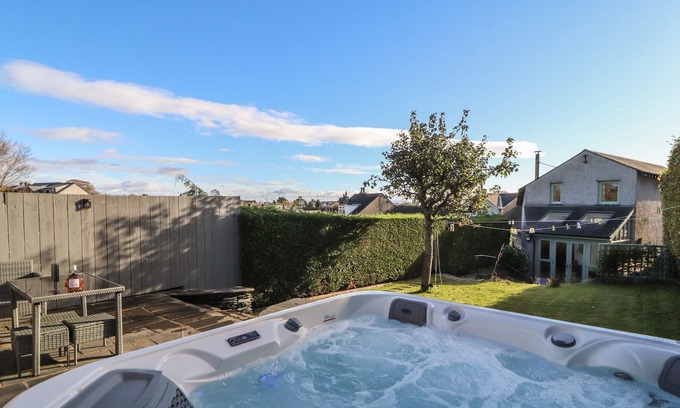 Flookburgh Cabaña | SUNRAE HOUSE, pet friendly, character holiday cottage in Flookburgh