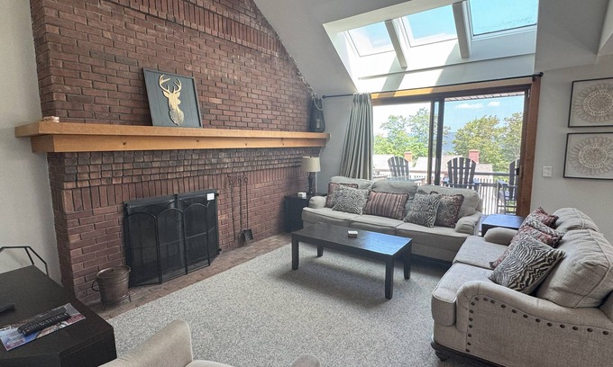 Central Vermont- Killington Condominio | SUNRISE SKI ON & OFF! Trailside unidad final de 2 pisos. Piscina, jacuzzis, gimnasio, sauna +++