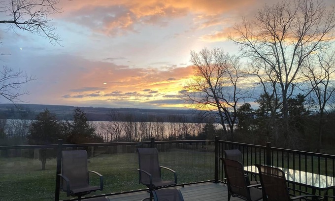Valois Casa | Sunrise at the Sawmill - Couples Retreat!