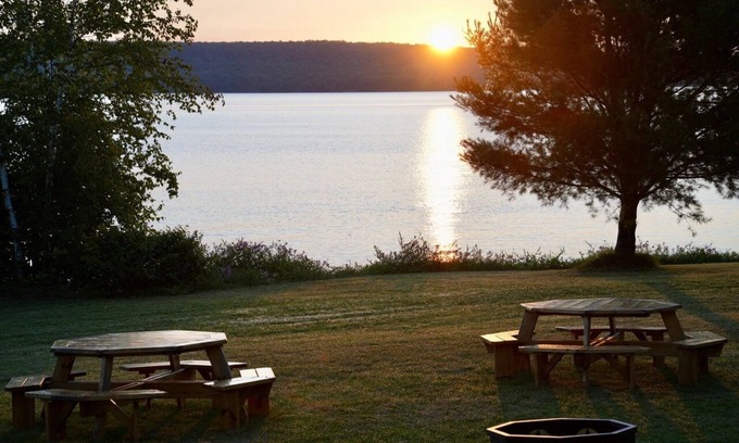 Munising Complejo | Sunrise Bay Cottages: Rustic elegance for 32 people in 5 luxury cottages.