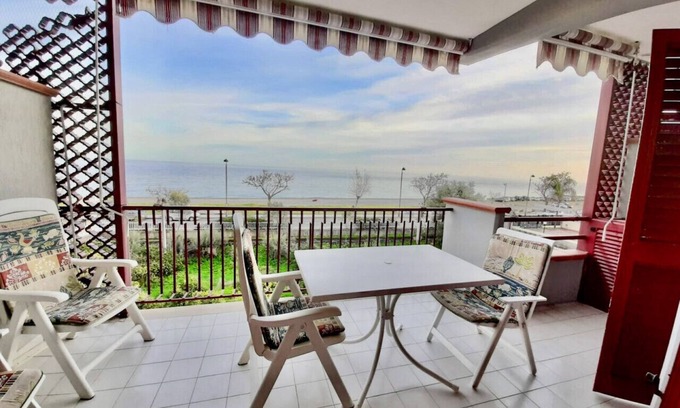 Ali Terme Apartamento | Sunrise by the Sea Apartments
