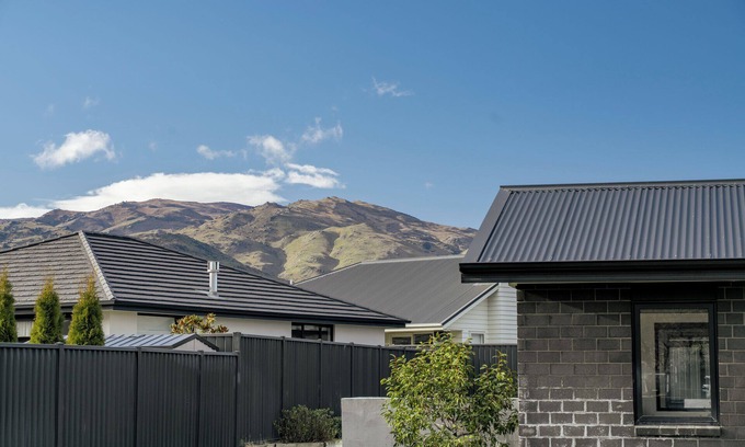 Lowburn Casa | Sunrise Hideaway - Cromwell Holiday Home
