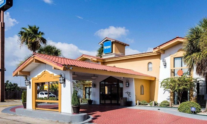 West Lake Forest Hotel | Sunrise Inn & Suites New Orleans