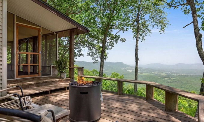 Jasper Casa | Sunrise Mountain Retreat-Spring Getaway with Hot Tub