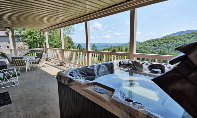 Seven Devils Chalet De Esquí | Sunrise Over Seven Devils-Open for Bookings! Hot Tub, Pool Table, WIFI
