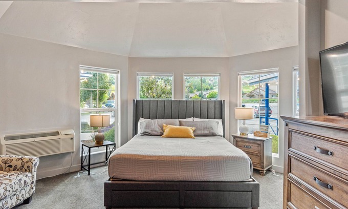 Harbor Village Hotel | Sunrise Resort Room #202 | 1 Bed, 1 Pull out, 1 Bath