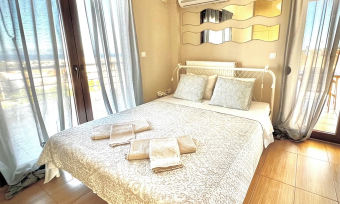 Nea Makri Apartamento | Sunrise Studio with unhindered view to the sea.