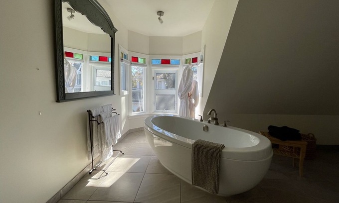 Wolfville Cama Y Desayuno | Sunrise Suite - Jacuzzi, Patio, Downtown